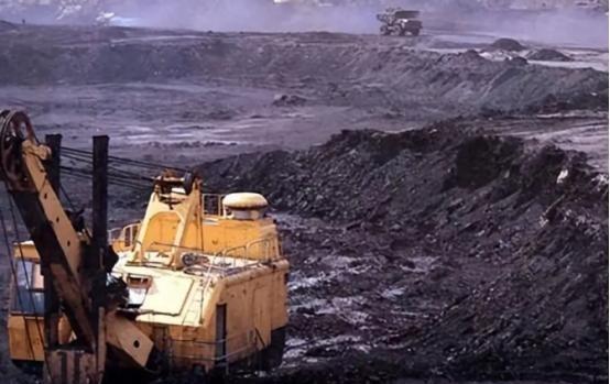 所有人都在等中国对日本出手，结果海关数据一公布，全都懵了。2025年11月，中国