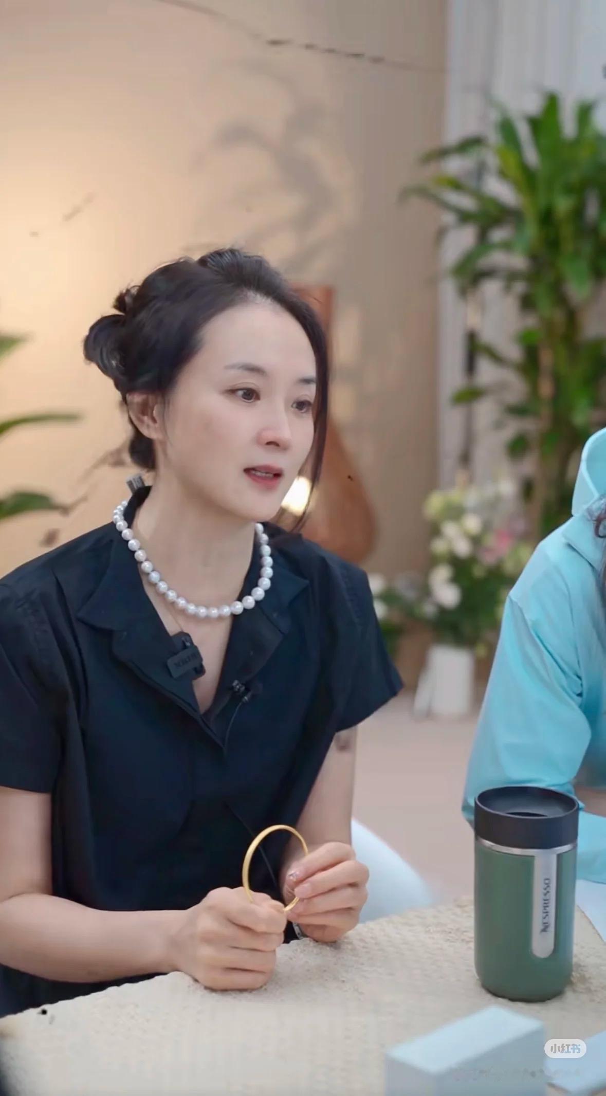王艳这张素颜照片太让人惊艳了，温温柔柔的人妻感拉满，骨相和气质都没的说。很多