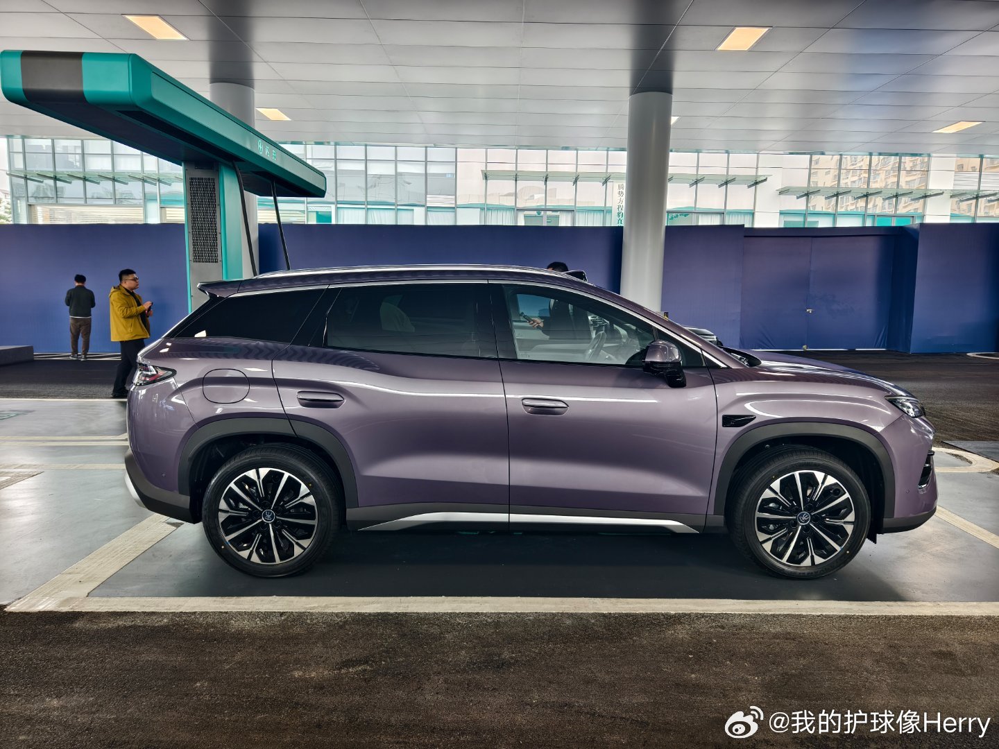 近日，比亚迪全新纯电中型SUV上市，全系四款车型，售价区间15.19万-17.9