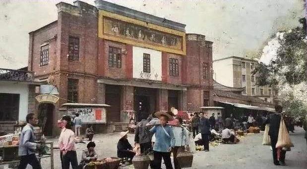 1980年，一个叫冯爱倩的农村妇女，因生活不堪重负，开始偷偷进城摆摊儿，但无论一