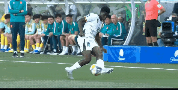 中国队穿黄衣服黄了，喀麦隆2比0中国队，中国队开场不适合喀麦隆速度，喀麦隆上半场