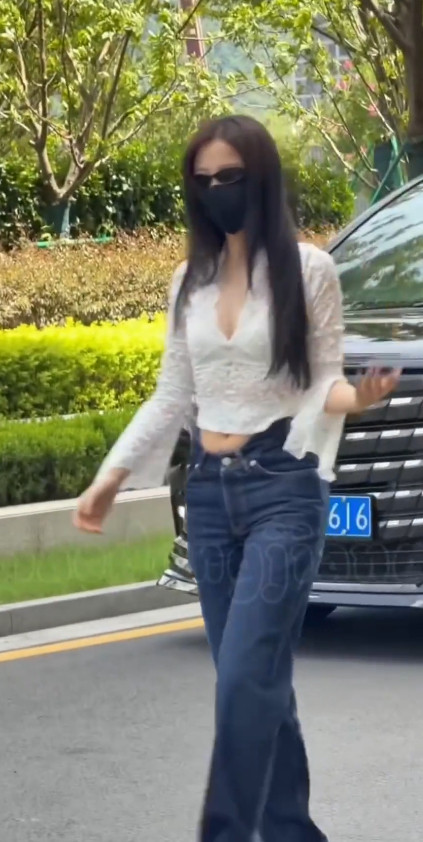 虞书欣私服一直在going我美貌与审美同时在线，很懂发挥自身优势，黑长直搭配蕾丝