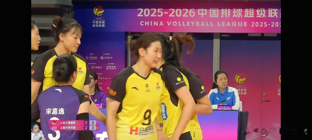 山东一传乱套了！尤其鲁沪之战第3局。面对范赖克的发球，连卡好几分！甚至前面高意