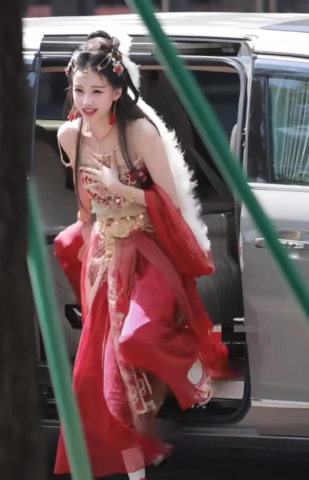 不怪董子健在东京电影节上对孙怡一见钟情，并且当时就说出了“东京的雨没有你笑眼明亮