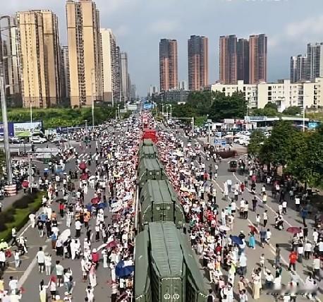 7月28日，广西贵港，当地群众全城夹道，欢送中国安能“救援航母”最后一批撤退。炙
