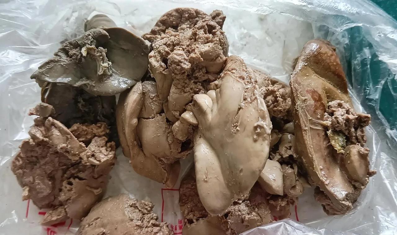 今天去给猫咪买鸭肝，老板的新鲜鸭肝卖完了，只剩下两三个。老板说，剩下的几个送给