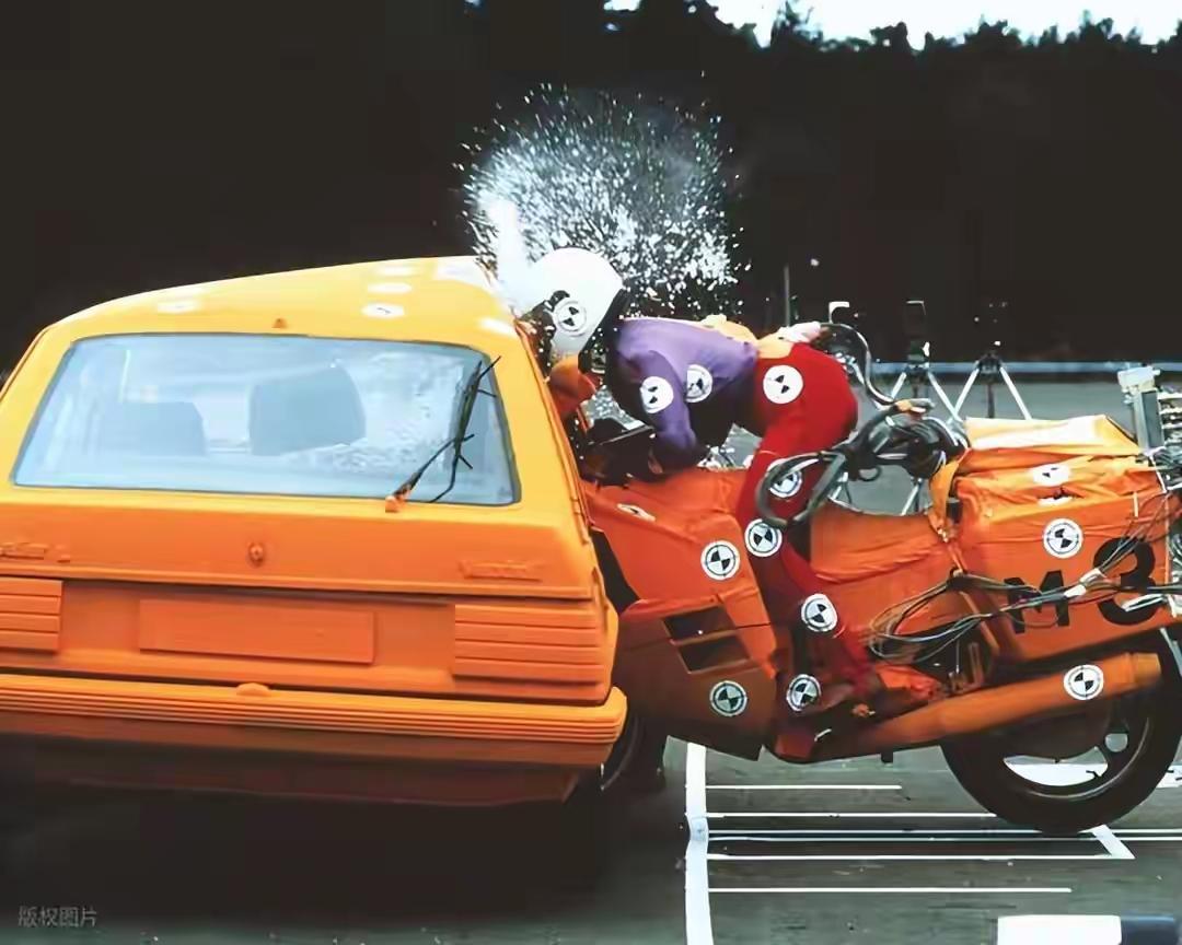 昨天在服务区，我看见一个开电车的哥们儿蹲在充电桩旁边刷了四十分钟手机。他老婆孩子