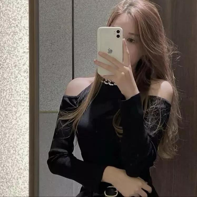 简约黑裙穿搭，优雅气质满分！🌟日常黑裙黑裙美人甜辣风格纹套裙简约黑装女子