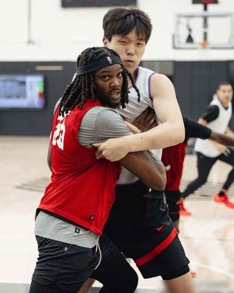 增重5公斤，开拓者队友罗威亲口说杨瀚森壮了一圈，进步明显。可美媒翻出旧账，他上赛季防守篮板率在同位置