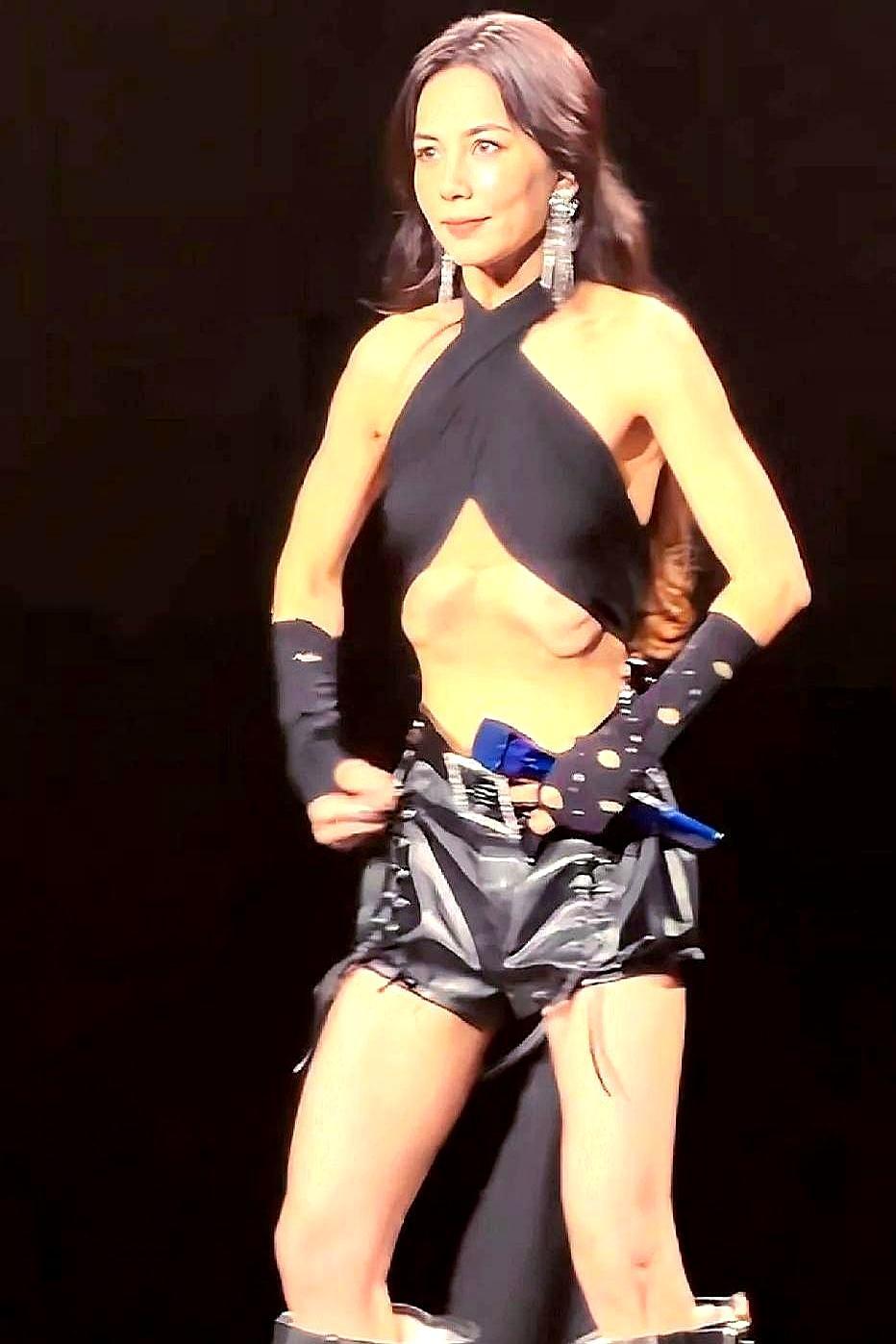 44岁生过娃的Ella，在西安演唱会上秀的真空腹，直接刷爆了全网。安可环节