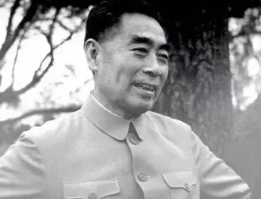1943年，胡宗南摆“鸿门宴”，特意下令，酒会上想办法多向周恩来敬酒，最好把他灌