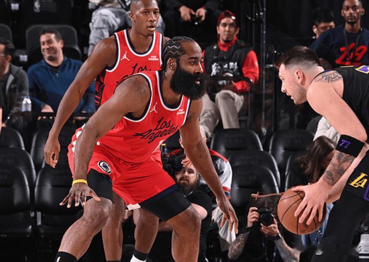 今天快船跟湖人不打起来裁判是一个都不吹？？NBA真·商业联盟，这种宿敌比赛让裁判