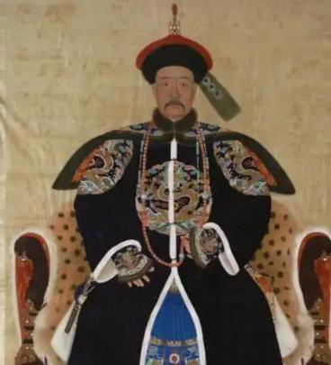 公元1754年，准格尔发生内乱，乾隆上朝问群臣：“谁敢出战？”众人面面相觑，无人