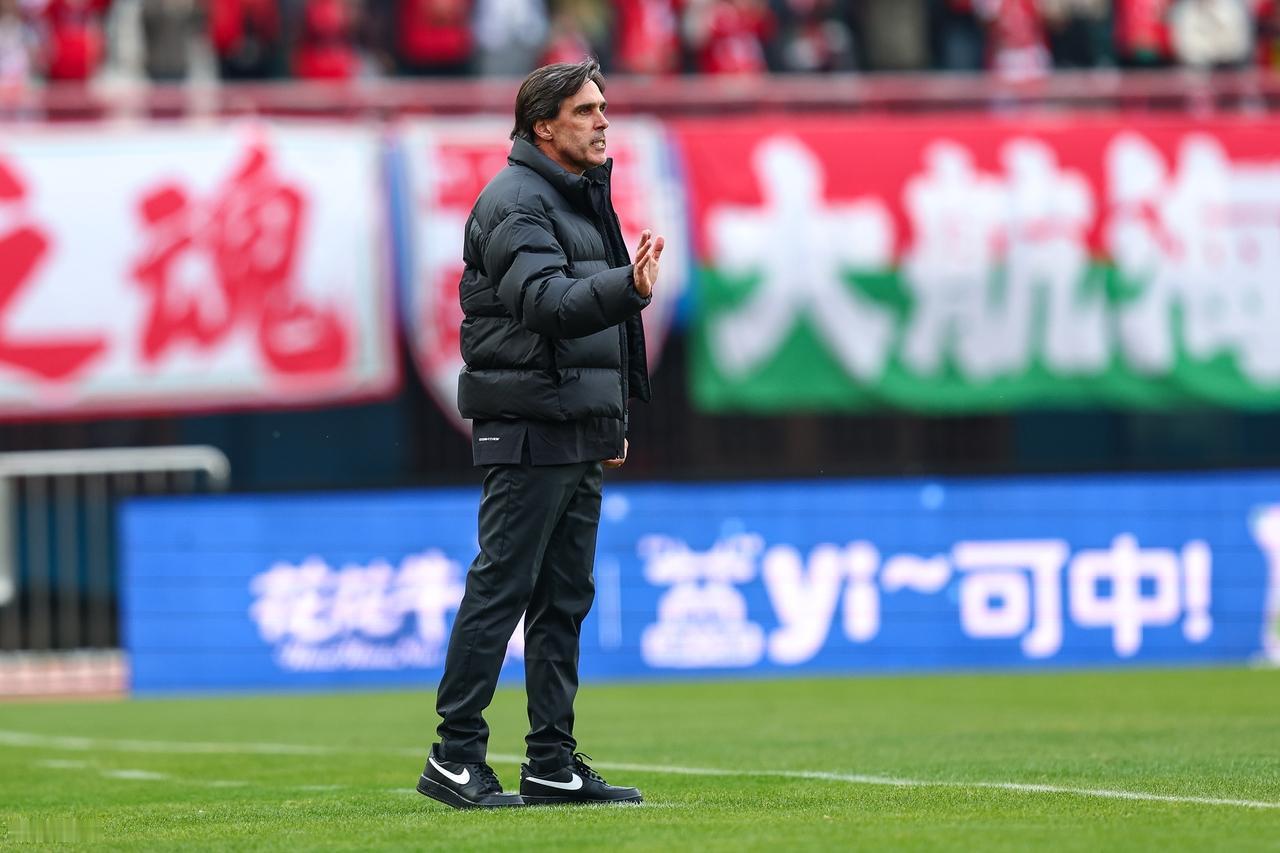 河南队主帅拉莫斯，距离河南足球史上最为成功的主教练只差一场比赛！拉莫斯先生，请