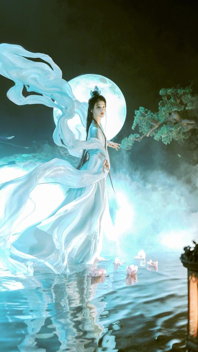 陈都灵为32岁生日推出预热写真，“玉面观音塑”的呈现让她的气质更显纯净，整