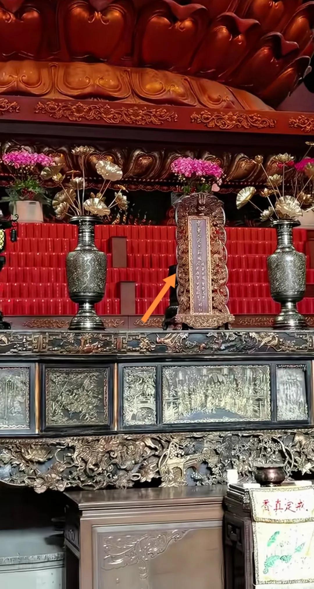 灵隐寺大雄宝殿正中供奉-中华人民共和国。愿国泰民安繁荣富强世界和平！