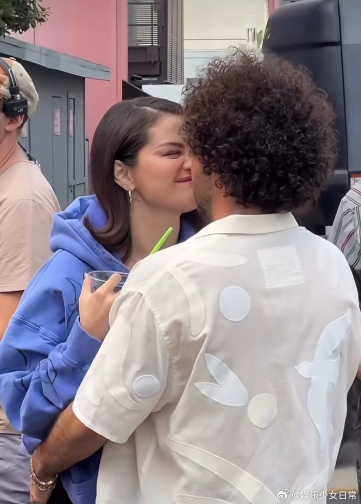 赛琳娜力挺老公有人说本尼配不上赛琳娜，可他能让她笑，能在她最脆弱的时候陪着，这就