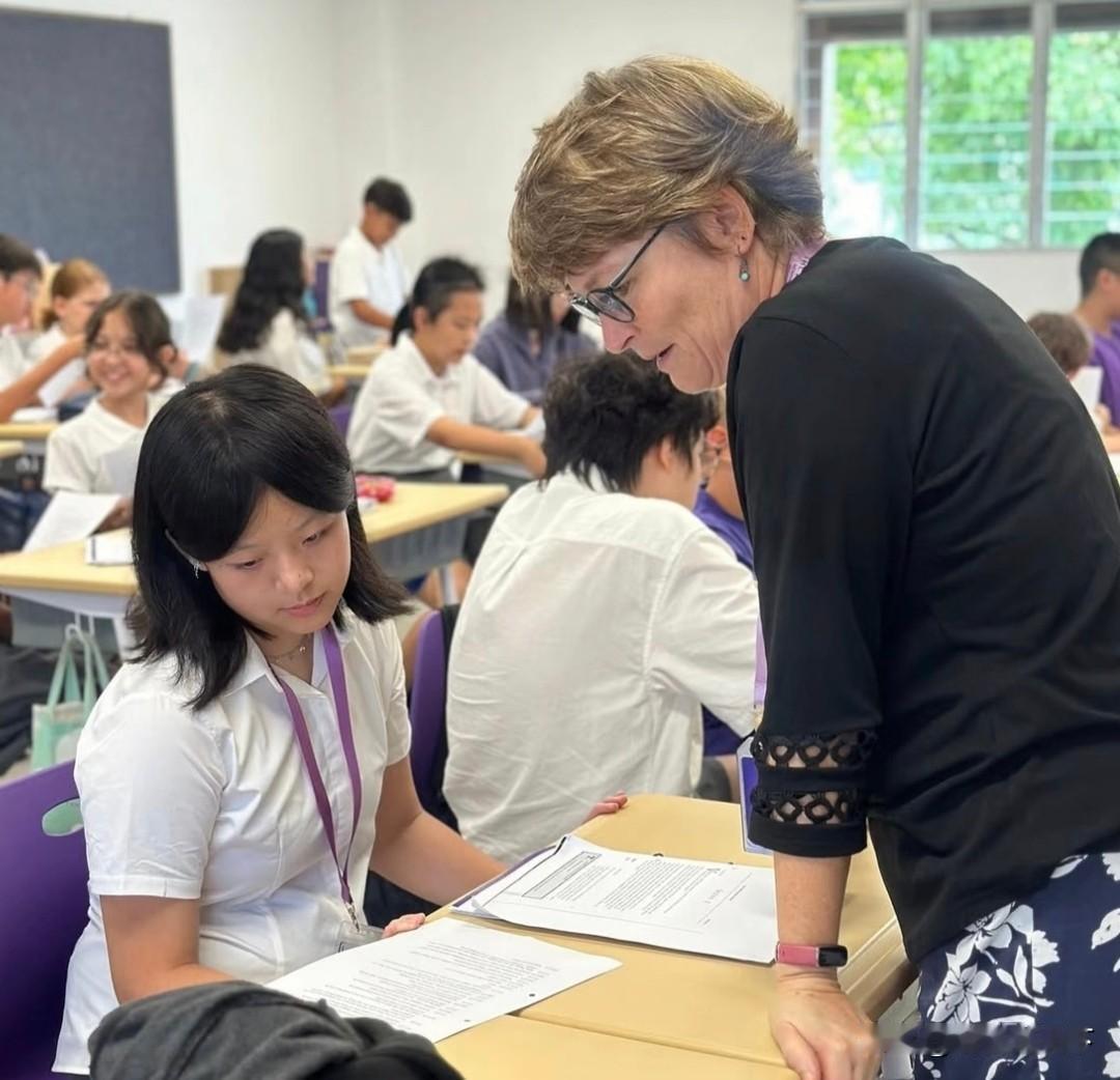 我有个建议，英语这么重要，但大多数人学不好，不如效法新加坡，把教学语言定为英语。
