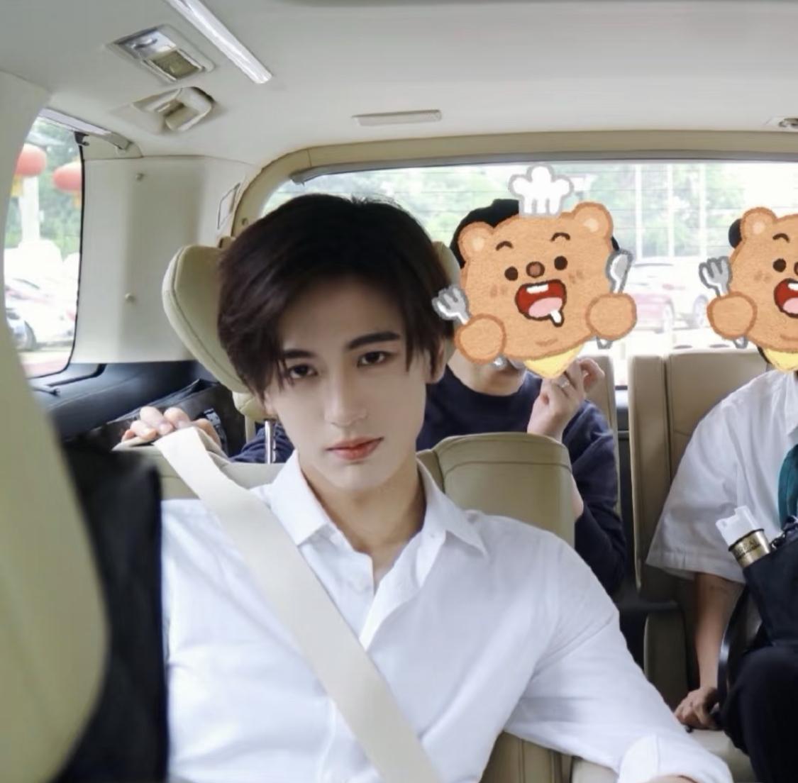 张凌赫不同时期，穿着白衬衫的感觉都是不一样的，现在的张凌赫穿着白色衬衫都掩盖