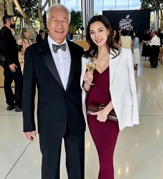 库克的卸任告别宴，彻底打了所有“大佬排场论”的脸，没有红毯铺地，没有媒体长枪短炮