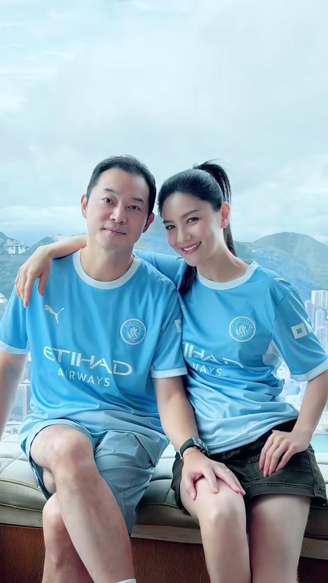 胡可和沙溢这对夫妻，真是太精明了，直播带货和综艺，两个来钱最快的赛道，他们俩