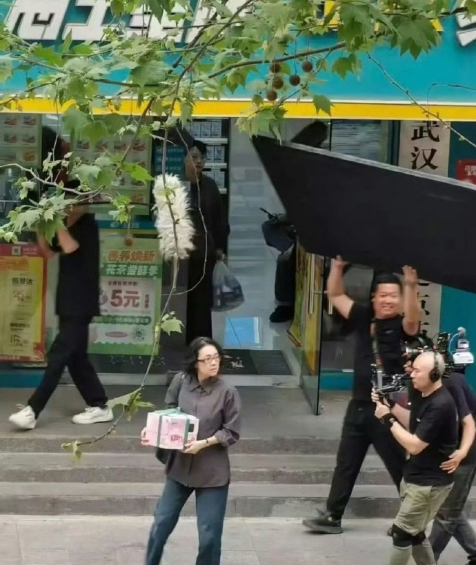 没认出这是章子怡，章子怡为新片《寻子遗迹》增重20斤，路透造型沧桑到认不出！褪去