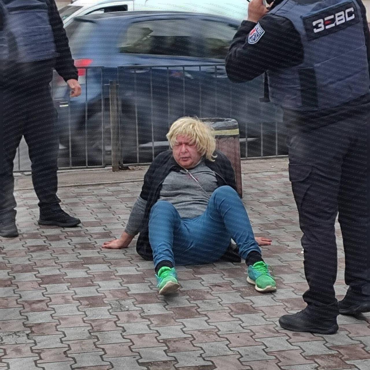 这名敖德萨（乌克兰港口城市）的男子装扮成女子一定是有自己的苦衷吧？[doge]这