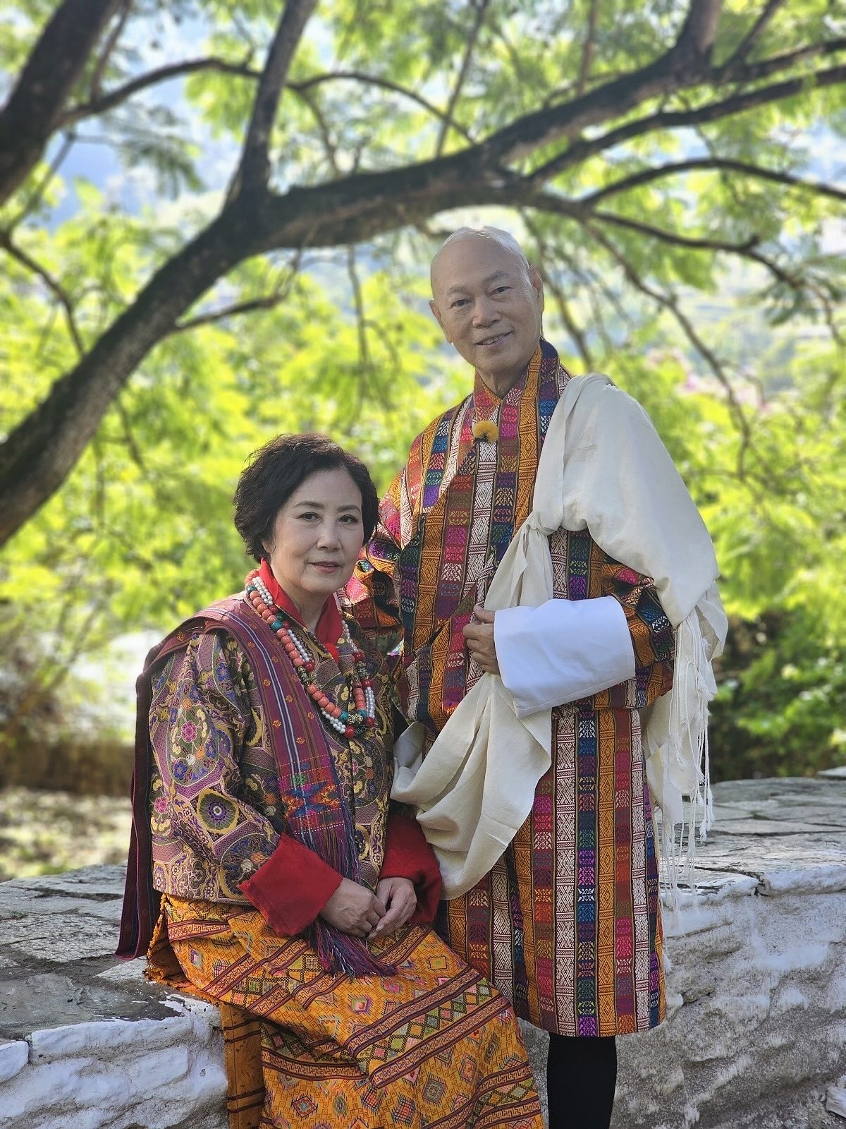 汪明荃罗家英在不丹补拍结婚照，体验不丹结婚仪式。