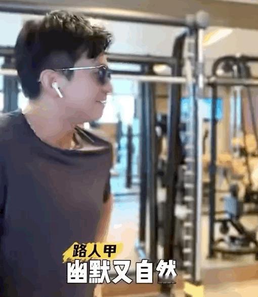 邓超偶遇的路人像托邓超这路人缘也是没谁了，就连健身都能偶遇粉丝，被夸的耳朵通红