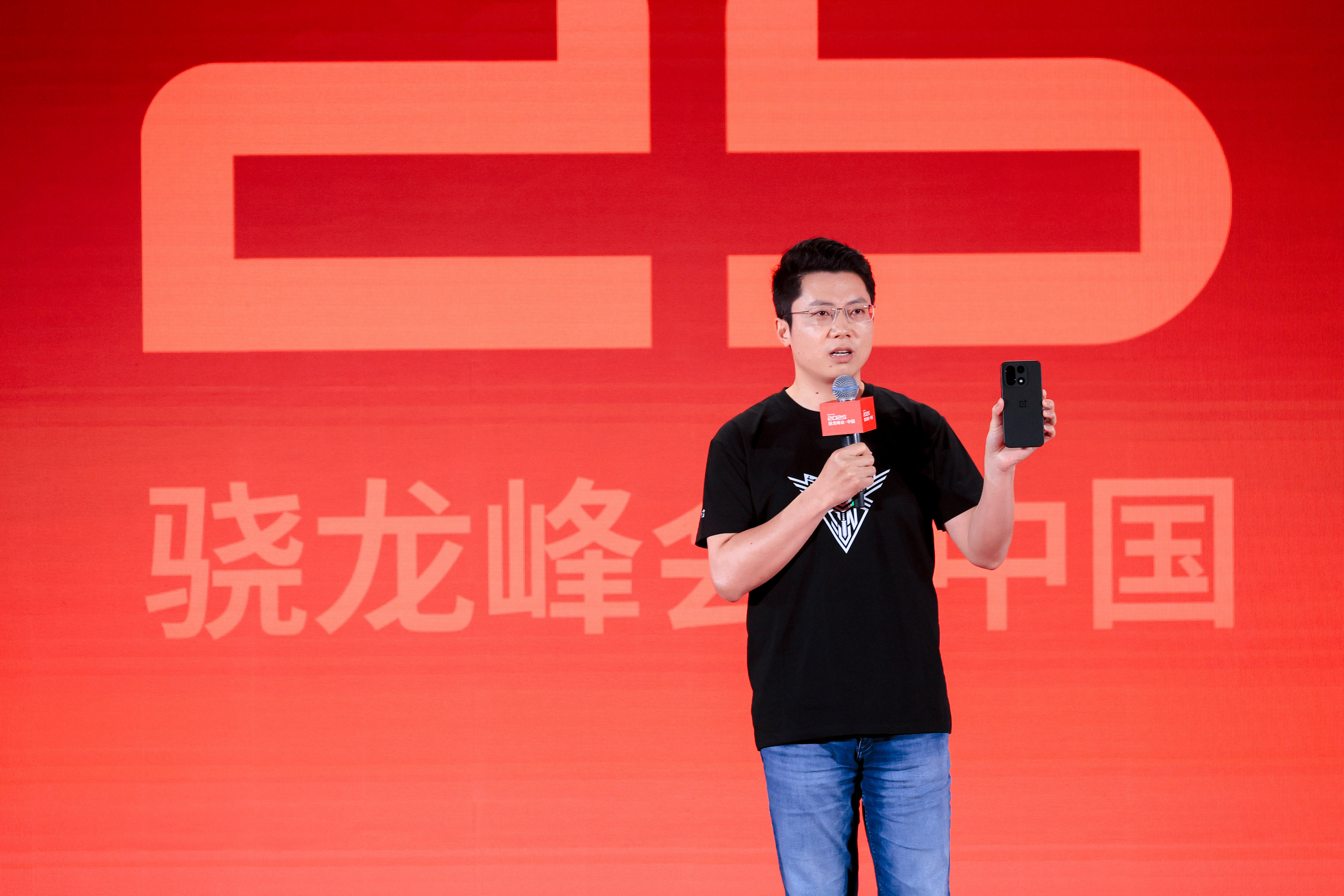 一加手机从初代，每代旗舰用的就是骁龙顶级芯片。毫不意外，最新的五代骁龙8至尊版，
