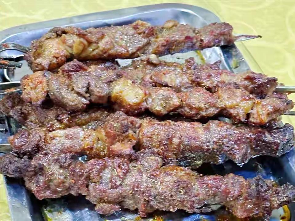 新疆“10大名菜”1、羊肉串2、烤全羊3、大盘鸡4、椒麻鸡5、手抓肉