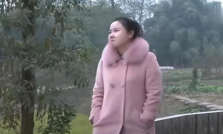 2015年，河南女子在工厂宿舍刷手机时，突然听到四川工友随口说的一句方言，让她猛