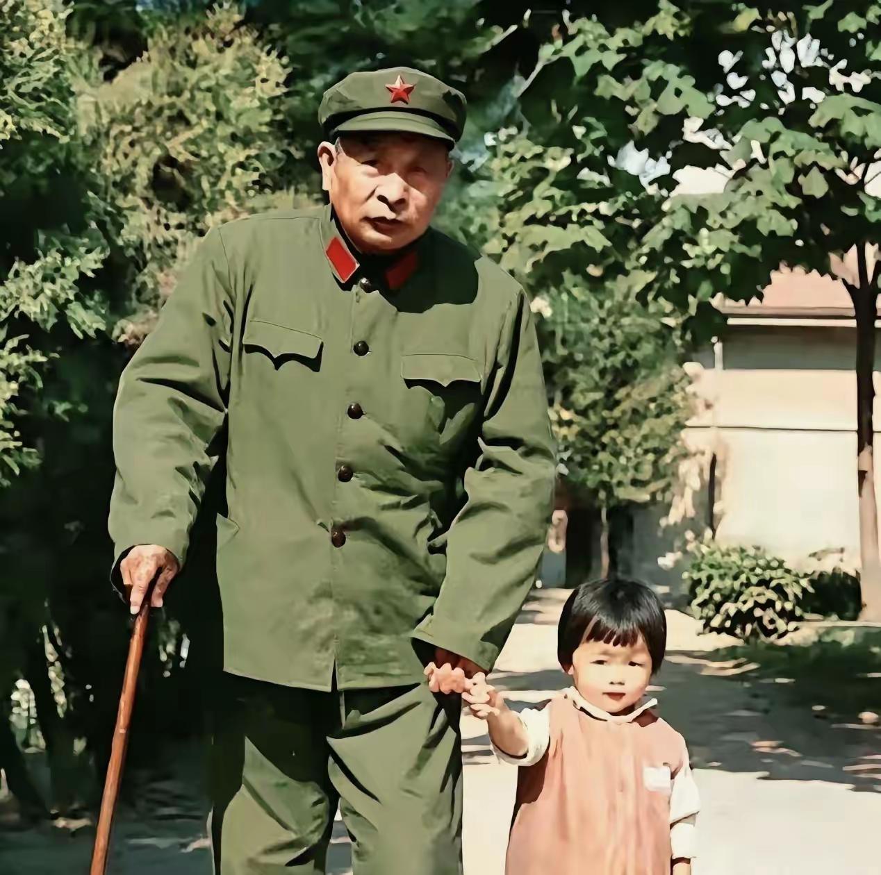 开国上将钟期光晚年温情往事70年代初，开国上将钟期光牵着孙女钟好好（柯蓝）的