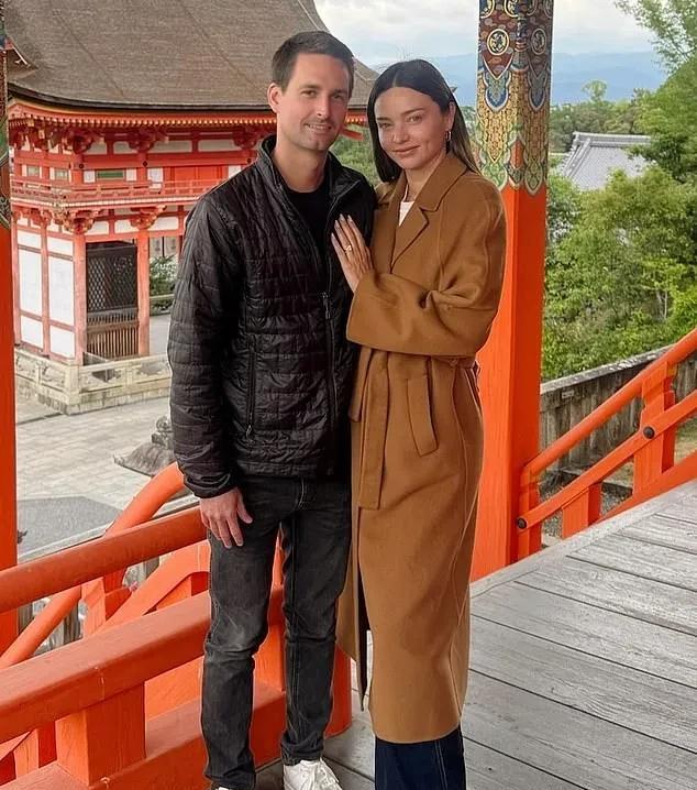 米兰达·可儿晒了2张与亿万富翁老公在日本度假的合照，这位4个儿子的妈妈穿着棕色大
