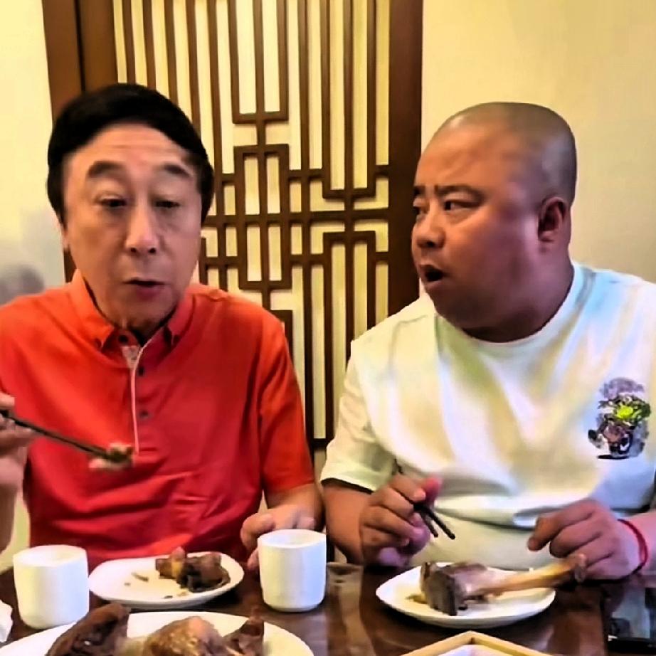 冯巩和徒弟曹随风又出段子了，内容是这样的:冯:一定要厉行节约之风，吃不完的东西