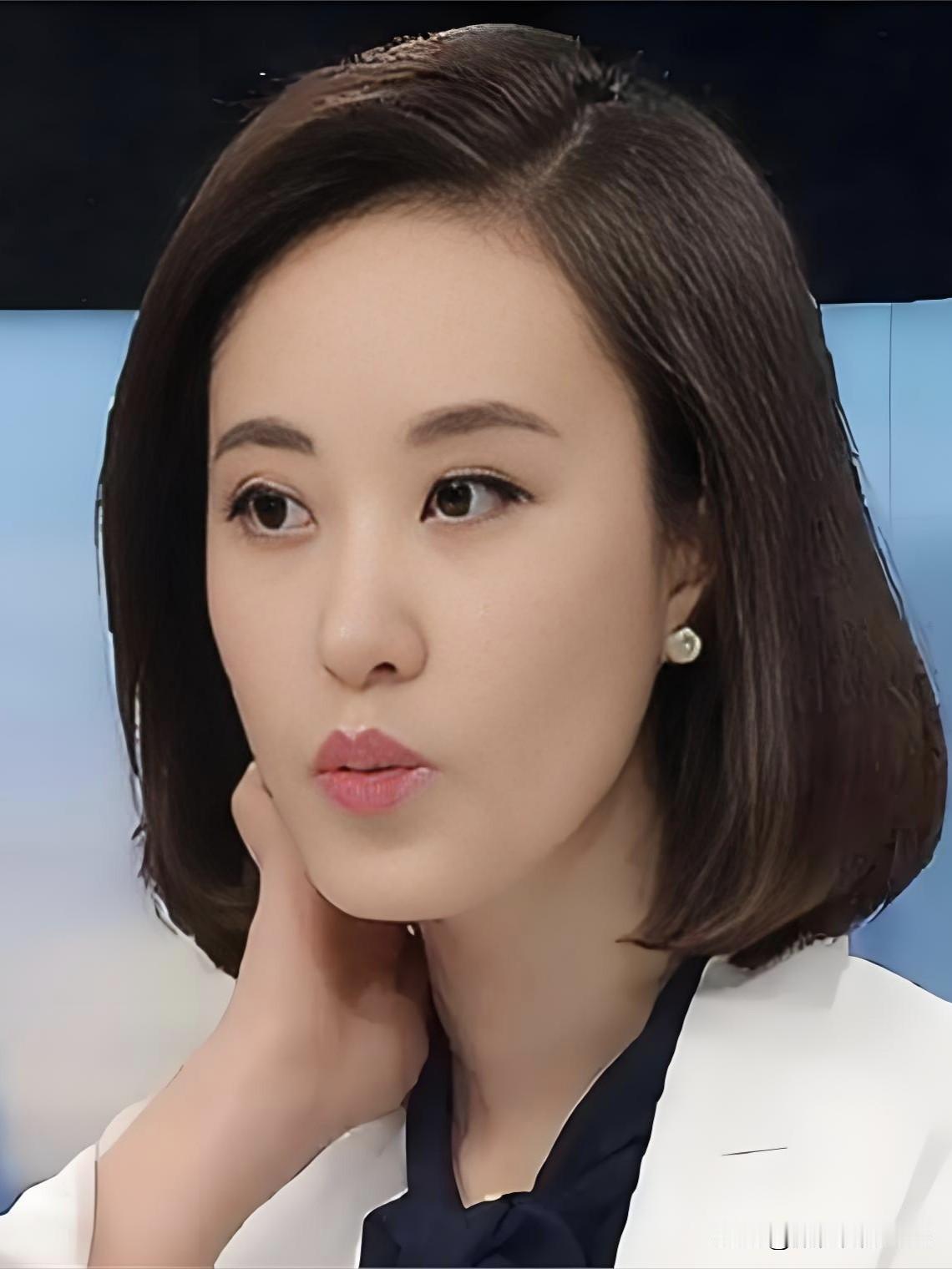秦方，央视财经频道主持人，知性优雅，专业沉稳，以清晰干练的播报风格深受观众喜爱。