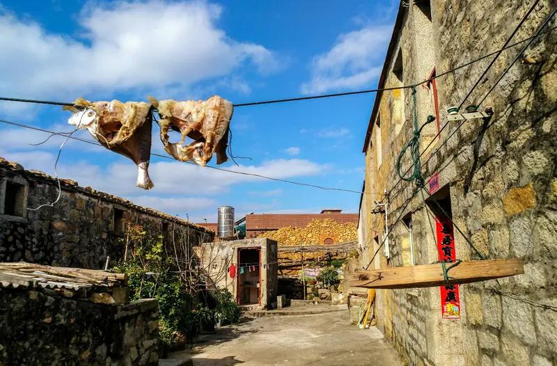 我们村里有个大哥，在工地上出事了，在ICU待了一段时间后，就在村里悄悄传开已经死