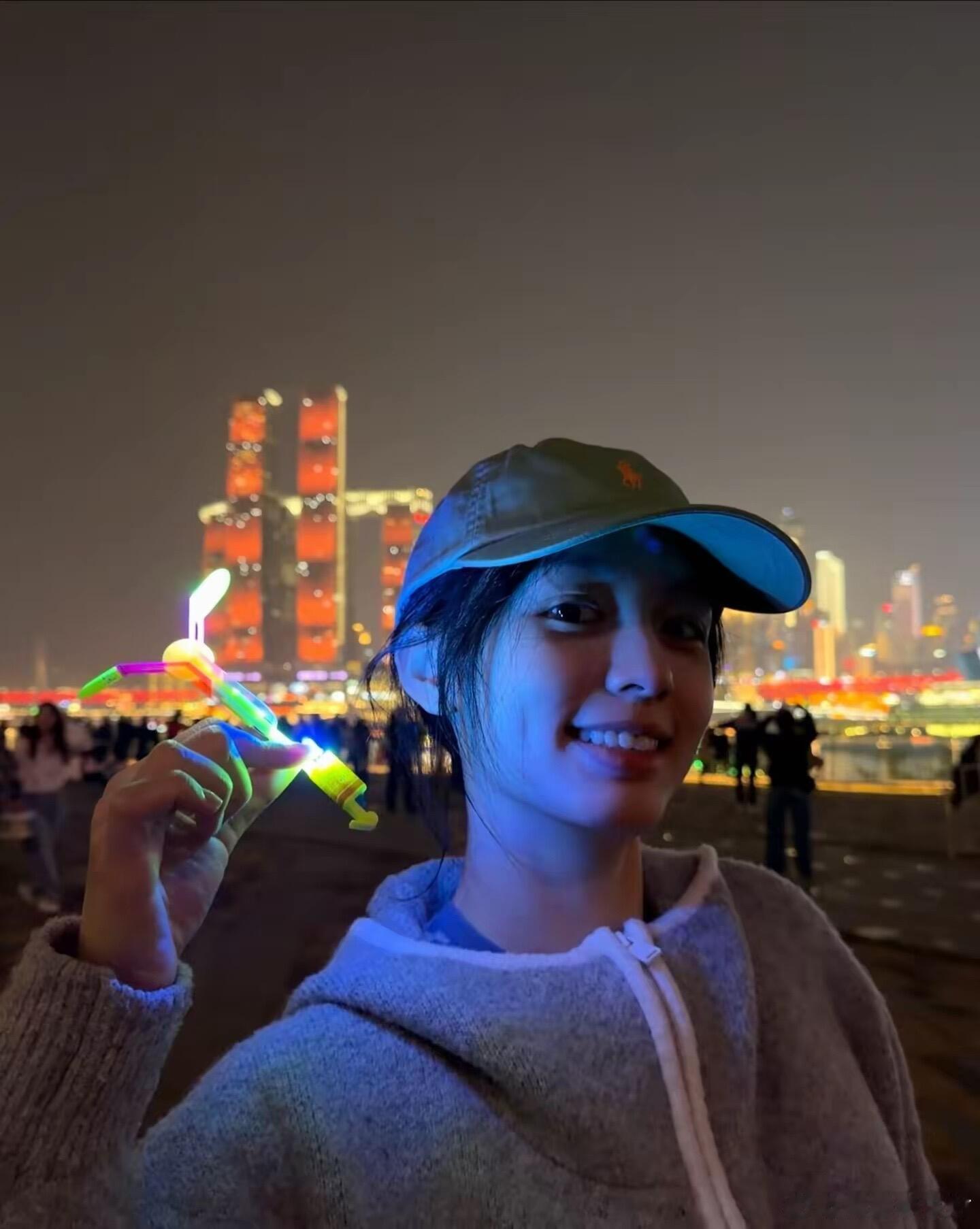 周也姐姐晒新年聚餐，姐妹俩同穿大红毛衣真美！