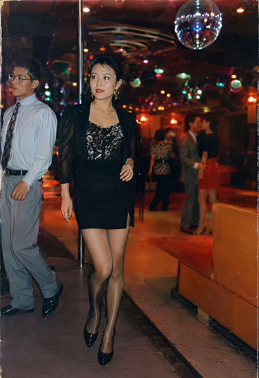 2000年，中国深圳。当地最火的夜总会
