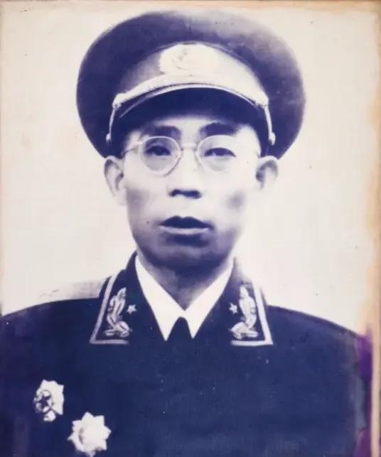 1000多人的团，走进草地，走出来只剩400。骑兵排全军覆没，贺龙连吼三声"枪毙