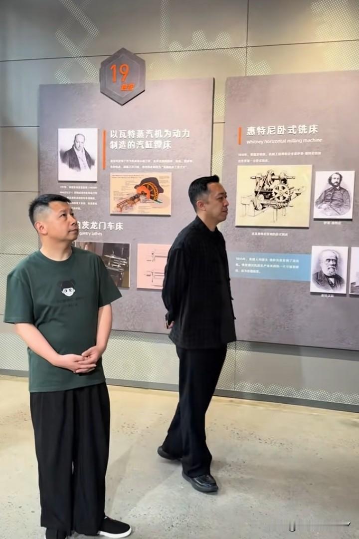 何沄伟李菁又跑一块儿去了！这就对了，本来他们就是搭档，何必不好意思呢？当然，