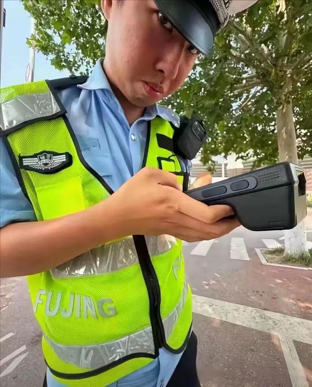 此时此刻，交警叔叔的眼神……