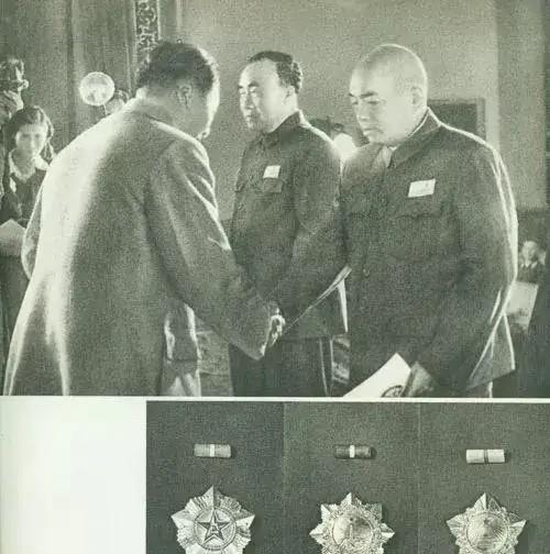 1955年9月27日，新中国首次授衔典礼在北京中南海怀仁堂隆重举行。毛泽东主席亲