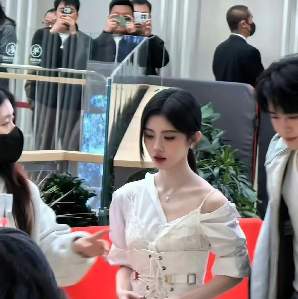 陈都灵和鞠婧祎气质相差好大，我还是更喜欢陈都灵