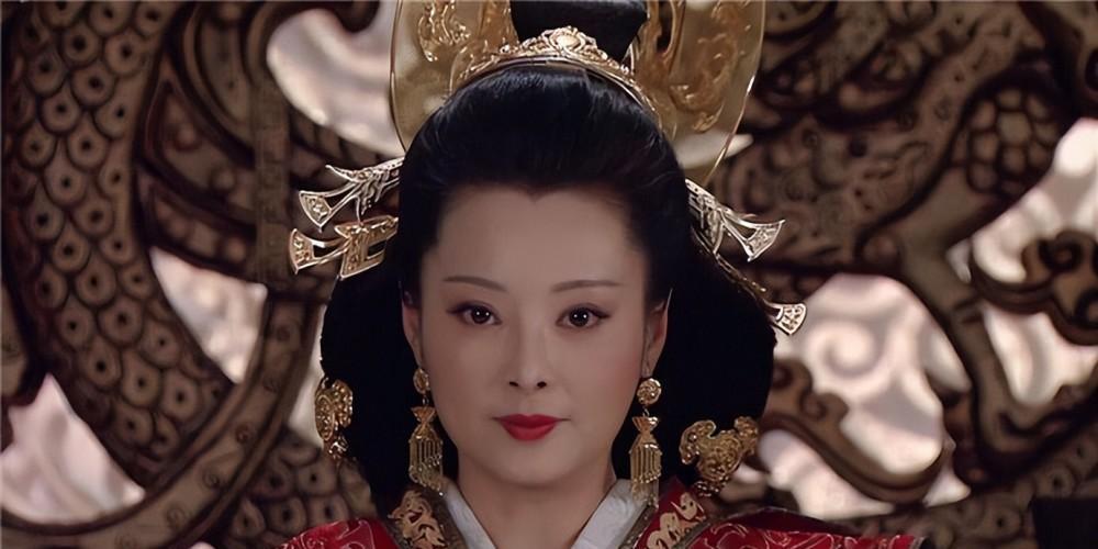 公元121年三月，洛阳城邓太后的灵柩刚入皇陵，60岁的蔡伦在宅中沐浴更衣，端起一