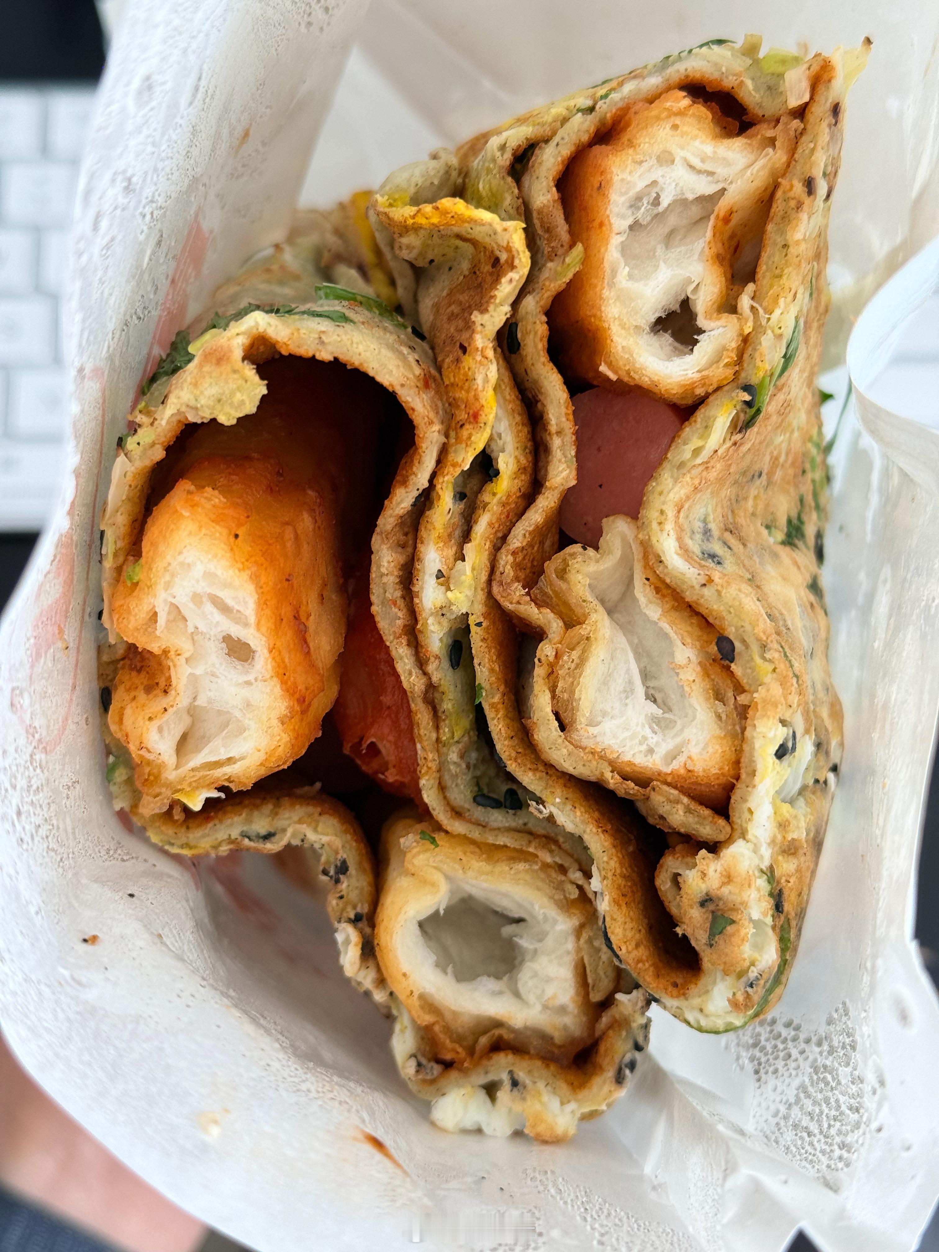 吃个煎饼果子。小泽吃饭联播除了辣条我把能加的都加了，两个蛋，一个油条，一个