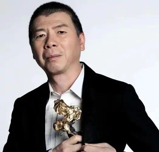 2009年，冯小刚带着大长腿的沈星回自己的公寓，一直待到第二天早上才悄悄