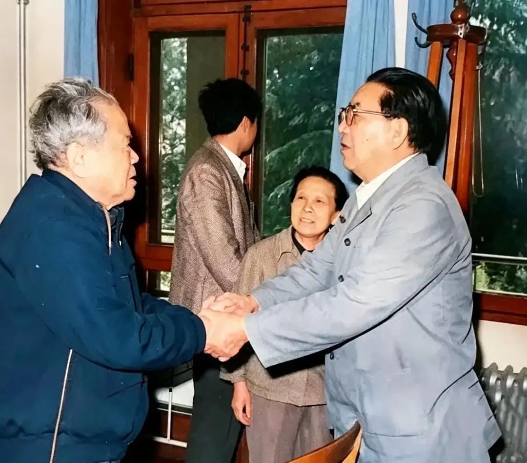 1991年，时任国防部长秦基伟将军专程来到南京，看望已经离职休养的聂凤智将军，以
