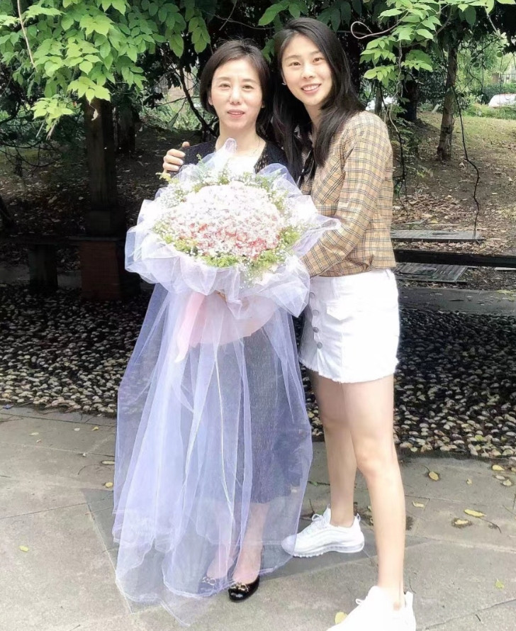 近日，女篮王思雨和母亲同框合影流出，照片中，母女俩宛如复制粘贴，相似程度极高。王