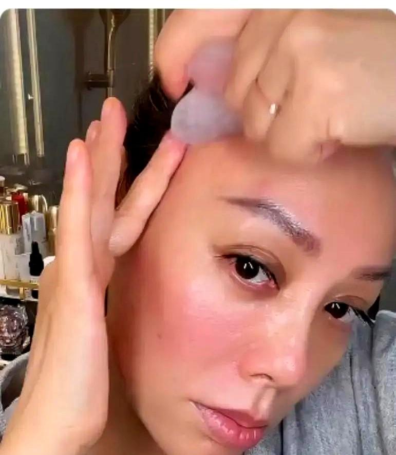 好家伙，连协和皮肤科都出来提了！这阵子全网都在疯传“牛角梳刮脸”。起因是